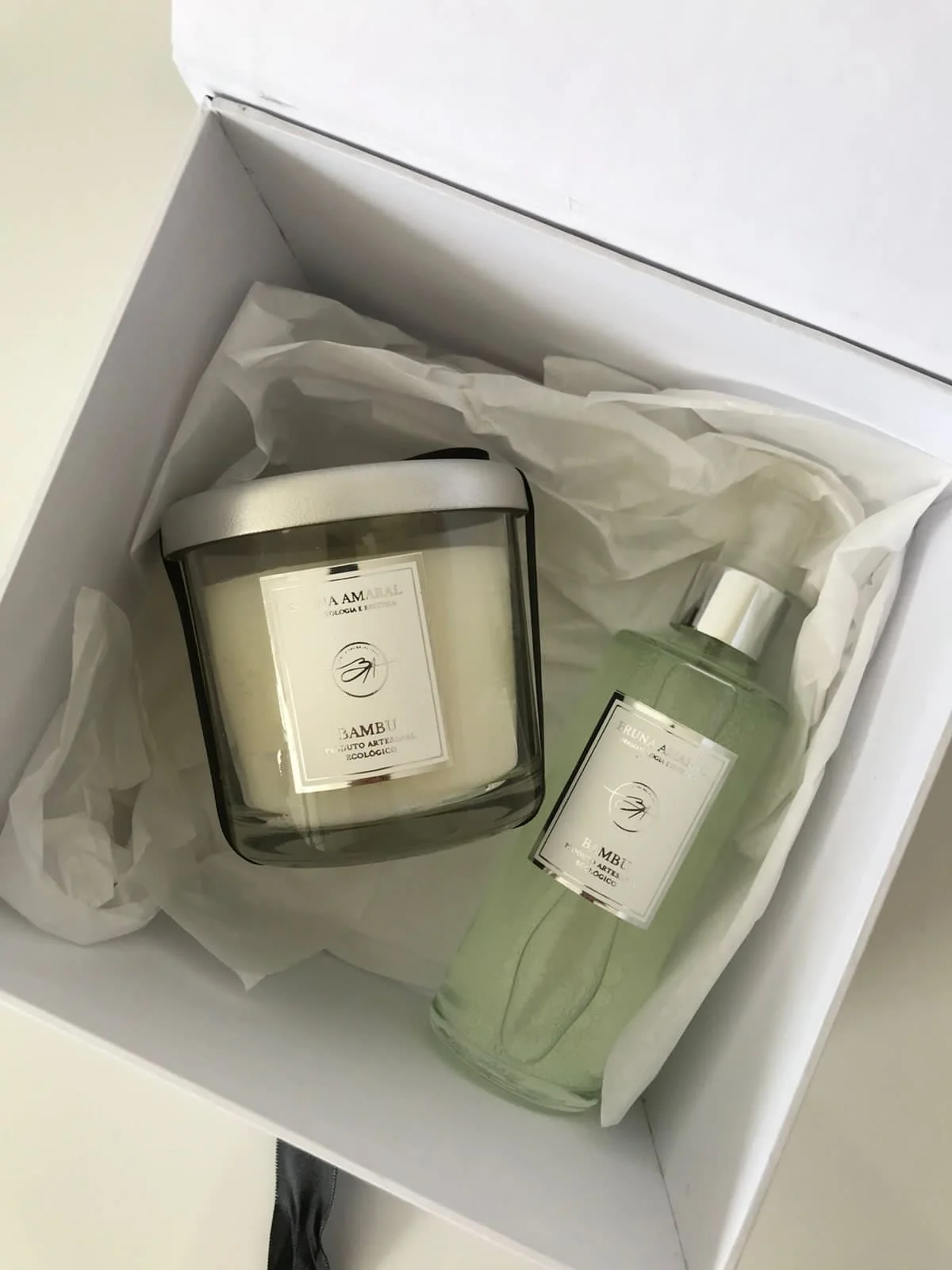 Kit Zane com vela e fragrância em caixa branca — projeto sustentável com cera vegetal