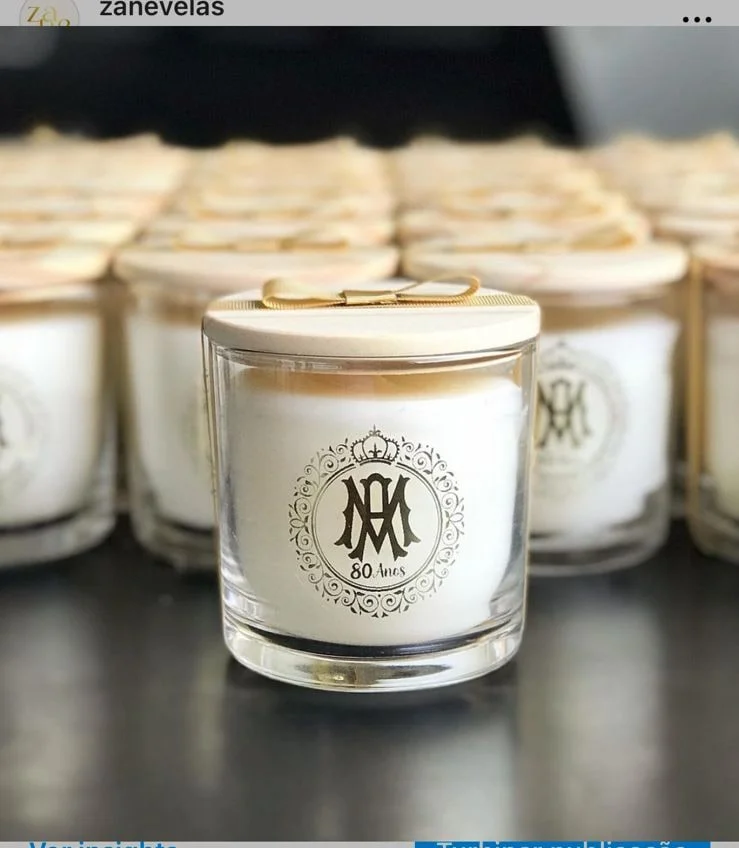 Mini velas Zane com selo personalizado de aniversário — branding sensorial em ativação corporativa