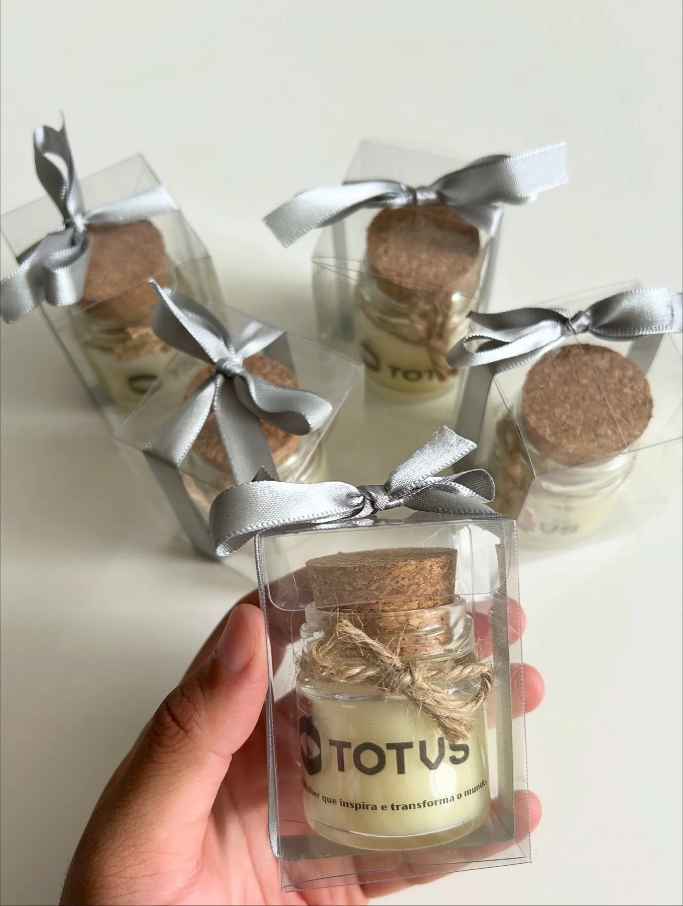 Mini-velas TOTVS com cortiça e organza prata