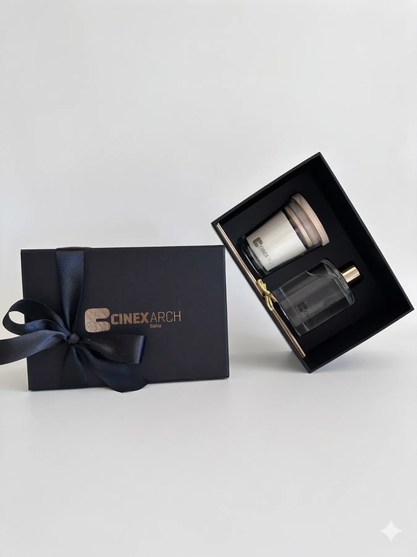 Aromatizador Cinex Arch e vela em caixa preta com laço azul